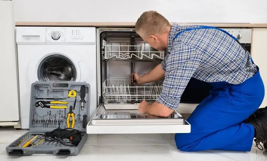 Gölyaka Liebherr servisi teknisyen ekibi beyaz eşya tamiri yaparken